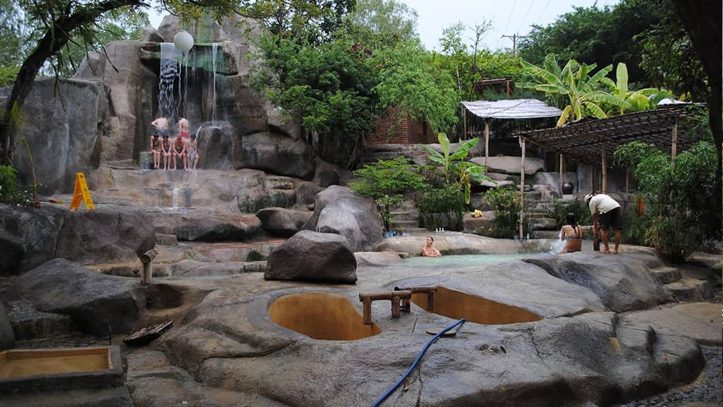 Bể tắm bùn khoáng tập thể với view thiên nhiên xanh mát